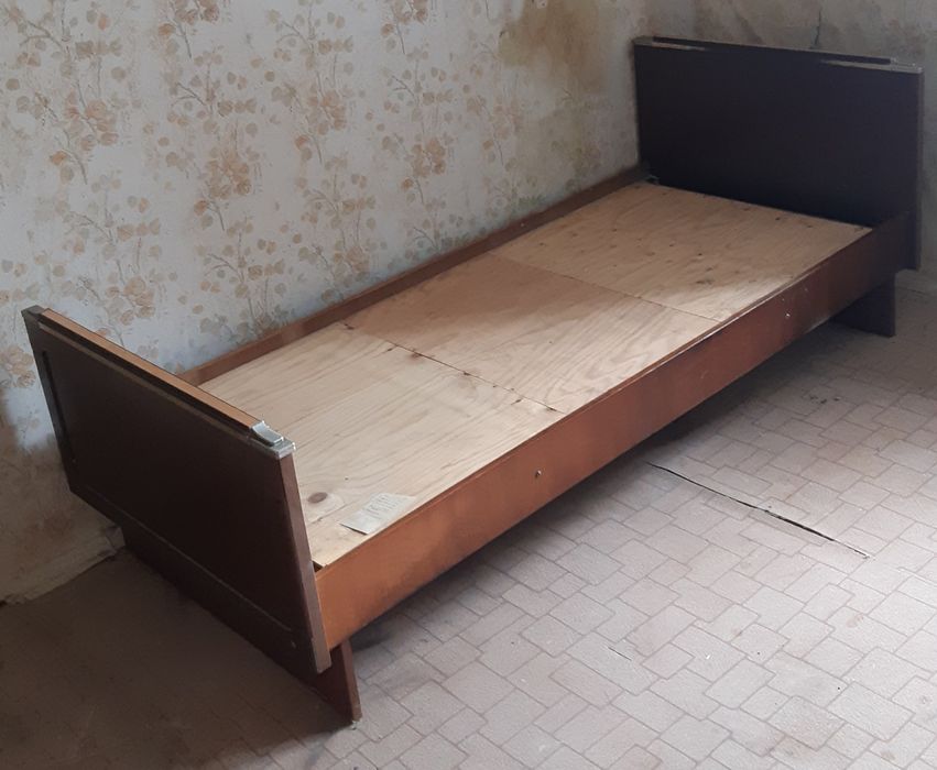 Продам б/у кровать без матраса