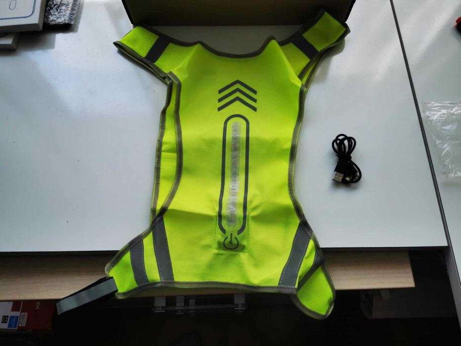 Vesta reflectorizanta cu lumina LED reincarcabila bicicleta / alergat