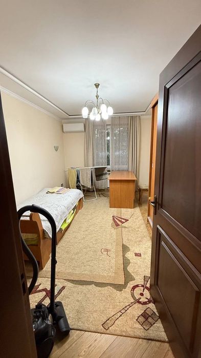 Сдам 3х квартиру на втором этаже кирпичного дома ( ЦУМ) на долгий срок