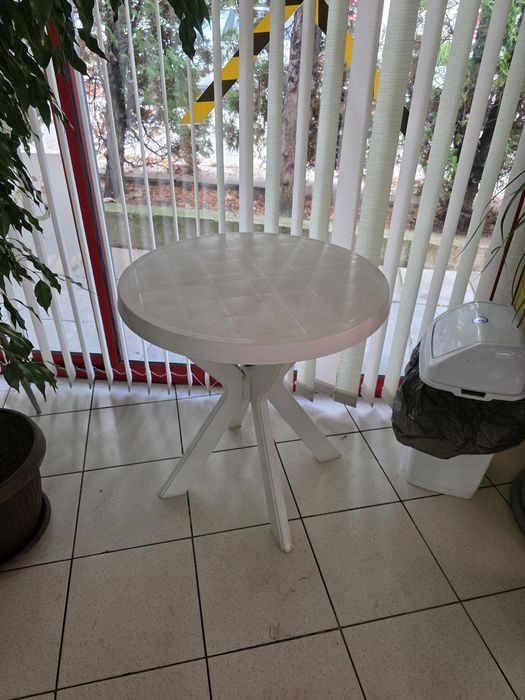 Пластмасови маси и столове - здрави