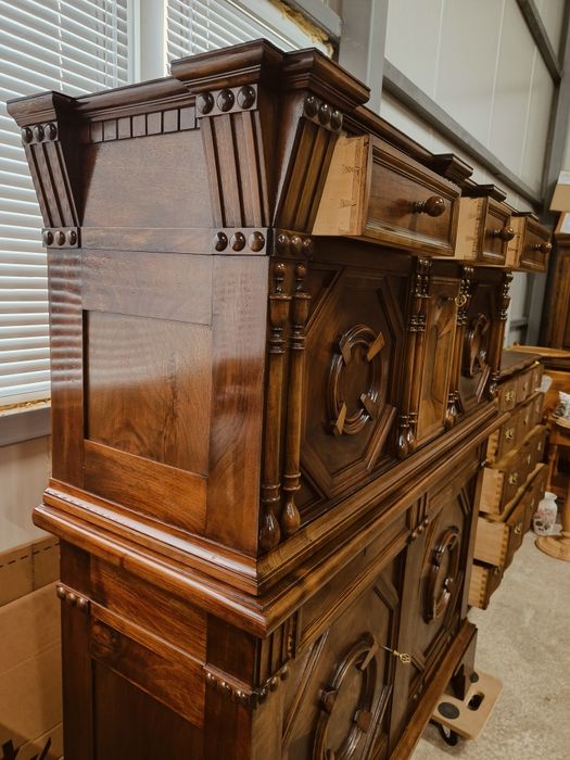 Уникален дъбов шкаф с неповторим дизайн