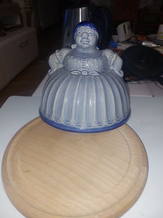 Стар немски съд за сервиране на сирене