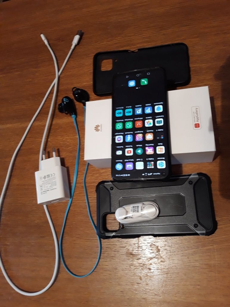 Telefon Huawei P40 Lite și multe accesorii