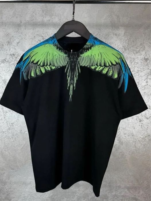 Tricou negru cu imprimeu aripi verzi-albastre