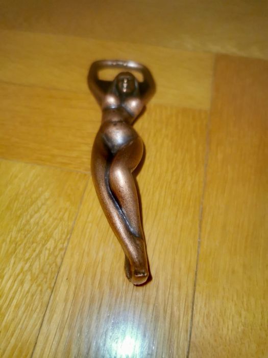 Месингова отварачка за бутилки винтидж женска гола фигура скулптура