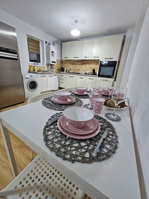 Inchiriez apartament 3 camere, curte proprie, doua locuri de parcare