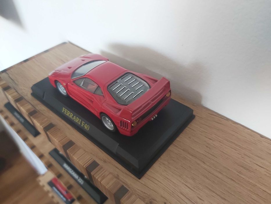 Macheta metalica 1/43 reprezentand un Ferrari F40 (obiect de colectie)