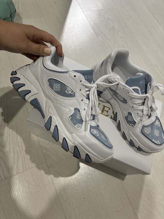 Маратонки Guess.