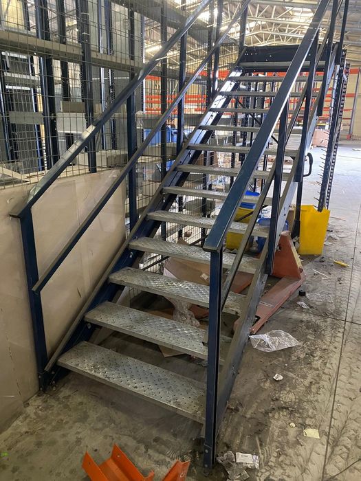 Scara metalica cu balustrada