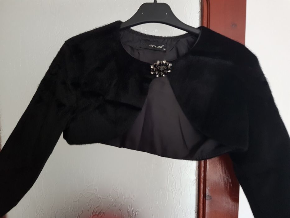 Bolero negru , inchdere cu brosa, impecabil