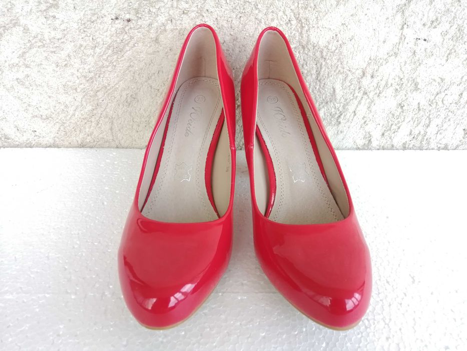 Vand pantofi dama, cu toc, din piele lacuita, masura 38.