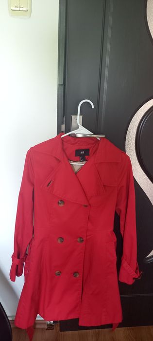 Vând  trenci mărimea 34 rosu.