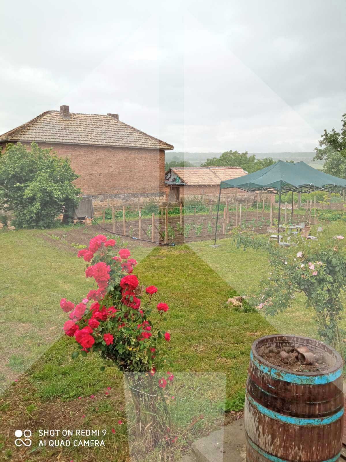 ПРОДАВА двуетажна, тухлена вила в ЕКО село Тръница (общ. Нови пазар).