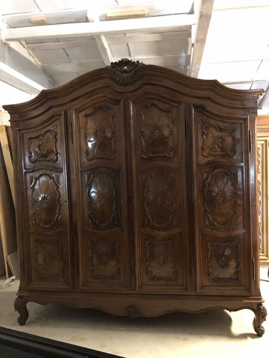 Vitrină din lemn masiv