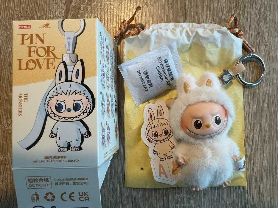 Оригинално labubu pin for love series 4 version 4 лабубу pop mart