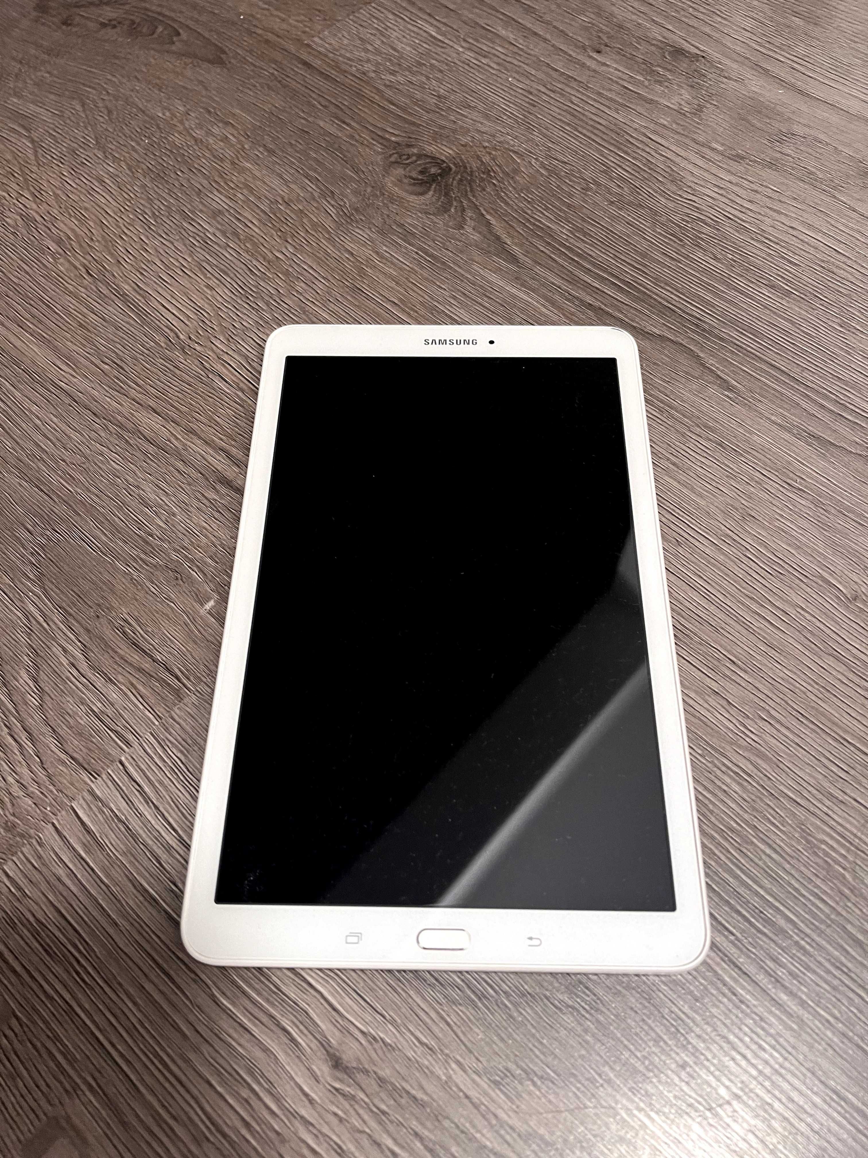 повреден таблет Samsung T561 Galaxy Tab E – за части