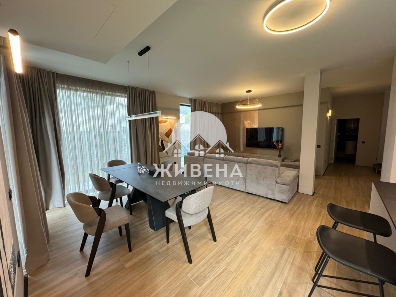 Отдавам двуетажна къща под наем, м-т Зеленика, 197 кв.м, с морска гле