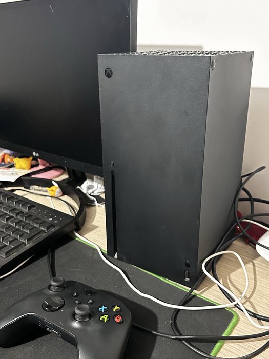 Xbox Series X cu controller la cutie