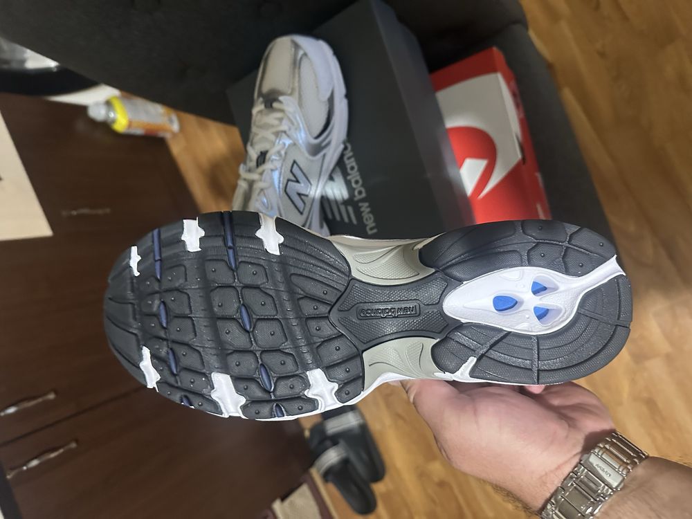 Маратонки new balance