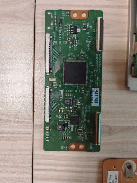 Продавам резервни части за телевизор Philips TX-42AS650E