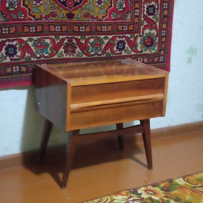 Трюмо с пуфиком и тумбочкой