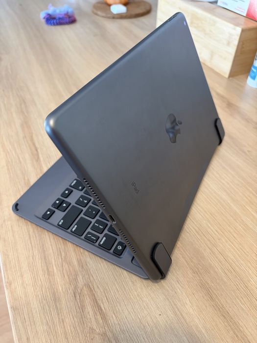 Vand iPad 7 32gb usor indoit