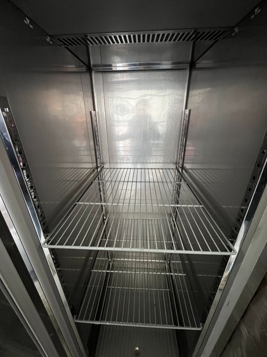 Професионален вертикален фризер 670l