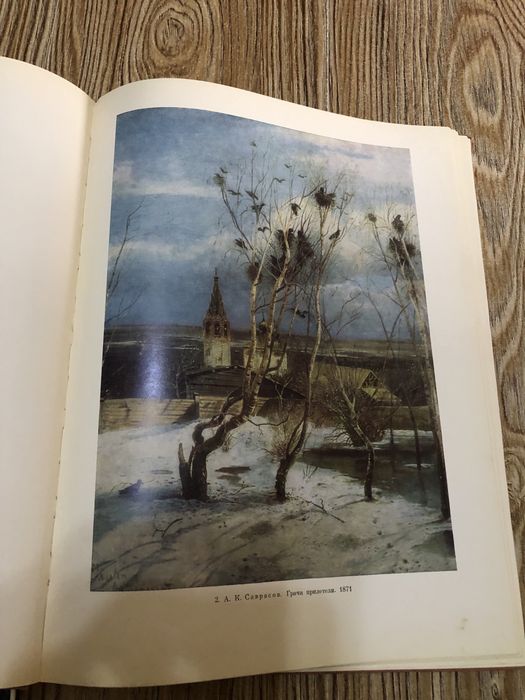 Продаются большие книги.