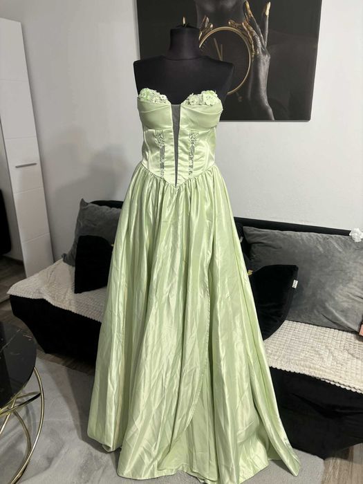 Rochie lunga eleganta, crapata pe picior