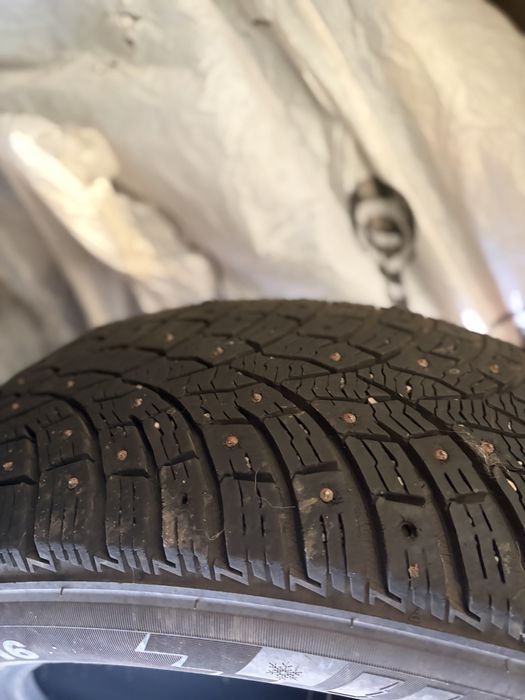215 60 R16 зима две шыпованные две липучки
