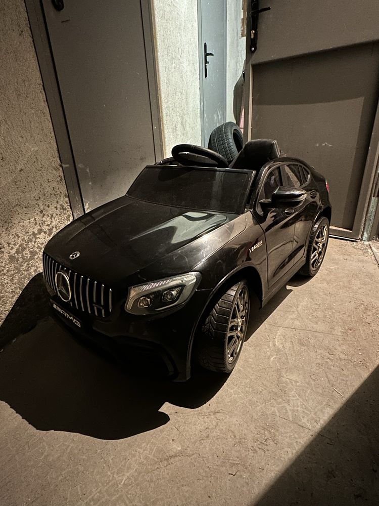 Акумулаторната детска кола Mercedes-Benz AMG