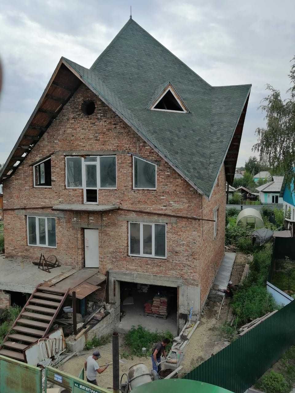 Продам трехэтажный дом в пос. Мирный