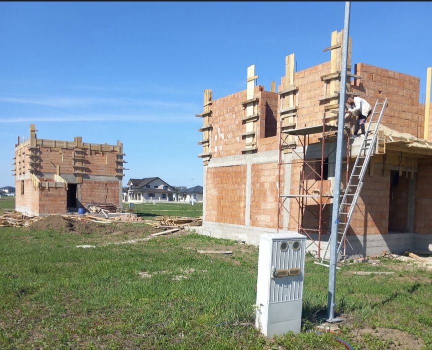 Execut case la rosu si interioare