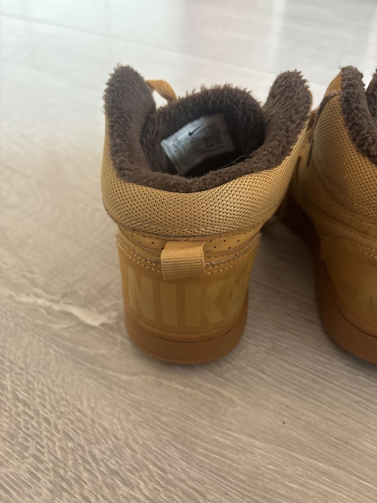 маратонки Nike.