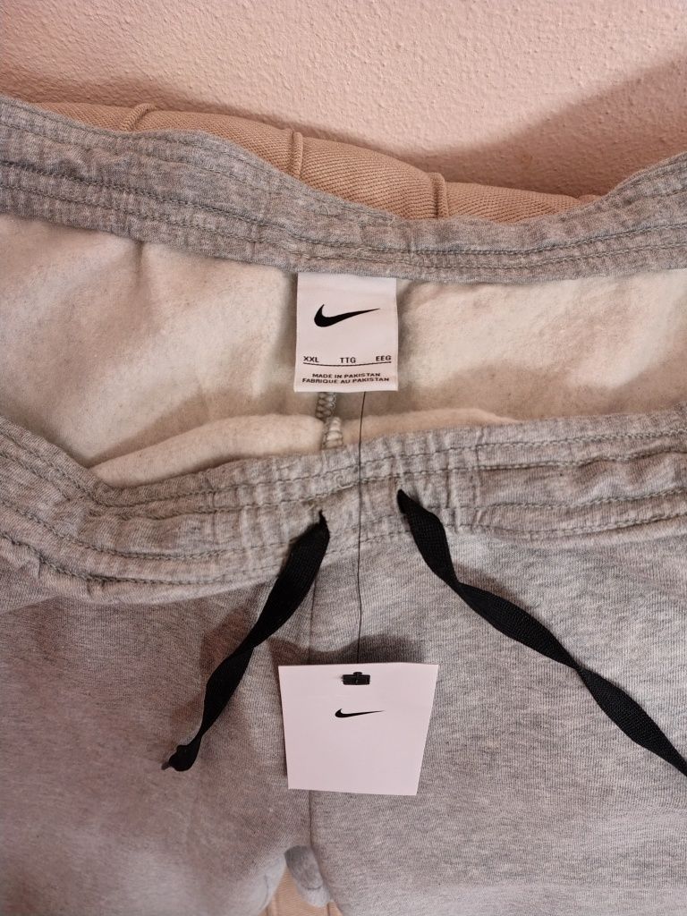 Vând pantaloni trening bărbați Nike mărime XXL
