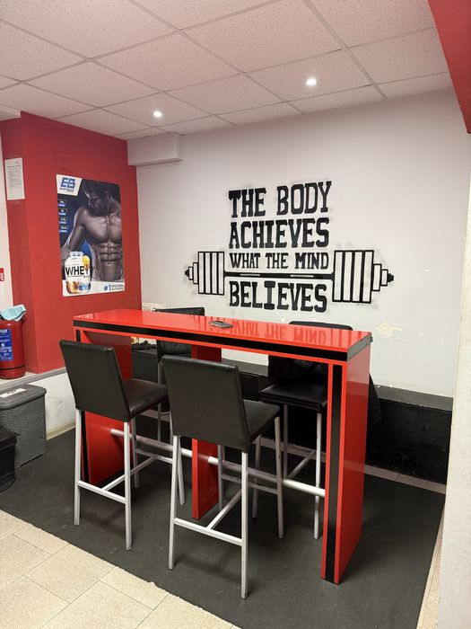 Бар с четири стола