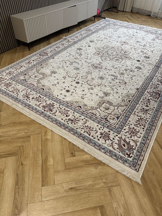 Продам ковер светлого цвета!