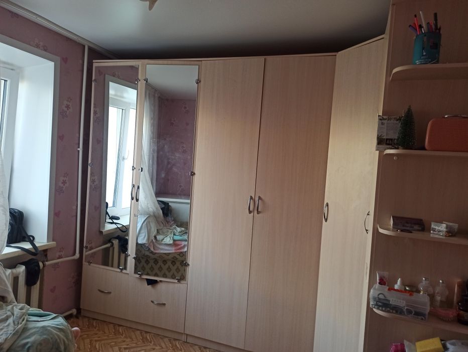 Продам угловой шкаф 6 дверный