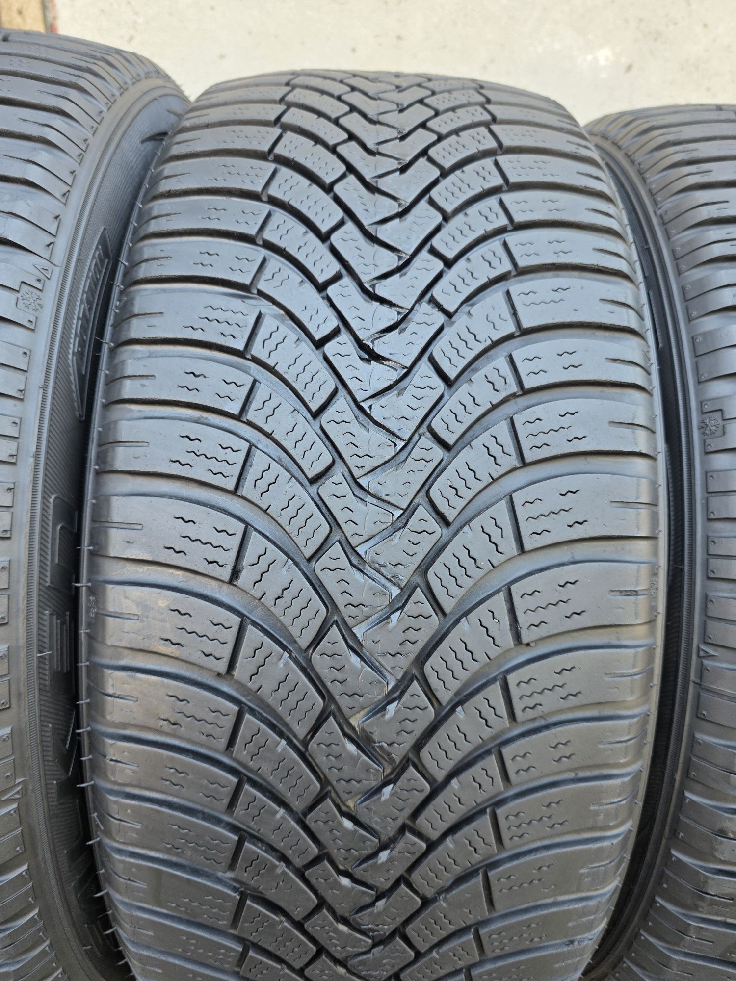 Vând patru anvelope de iarna falken 215 50 17 dot 2121