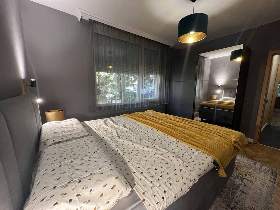 Дава се под наем Тристаен апартамент в Бургас, Център - 92 кв.м за 969 € - Снимка #3