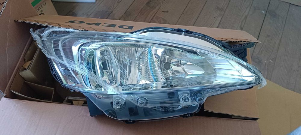 Фар  Пежо 508 Позиция Дясно