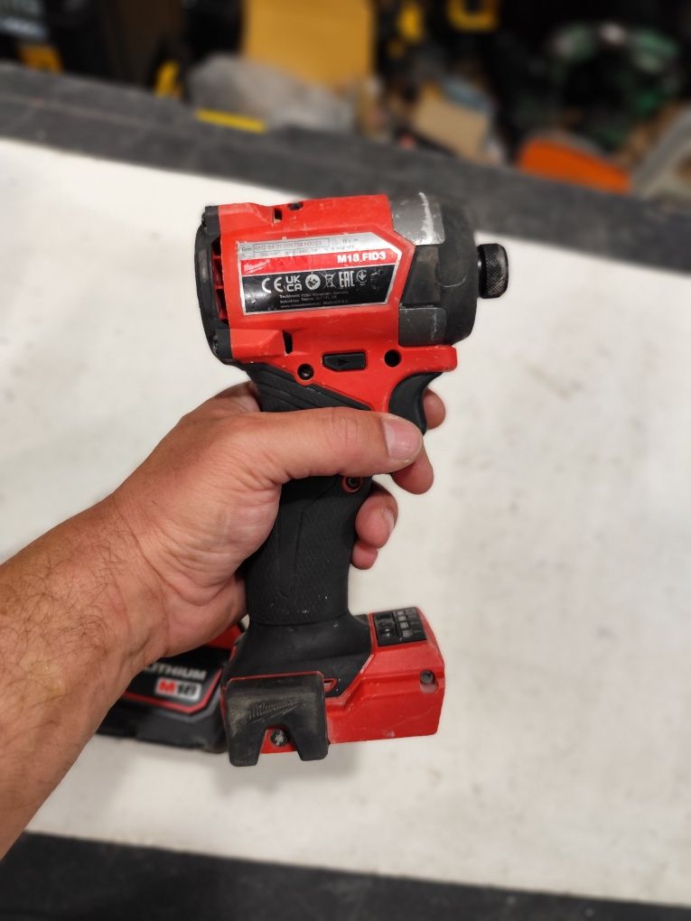 Безчетков акумулаторен импактдрайвър Милуоки Milwaukee M18 FID3 + 5Ah
