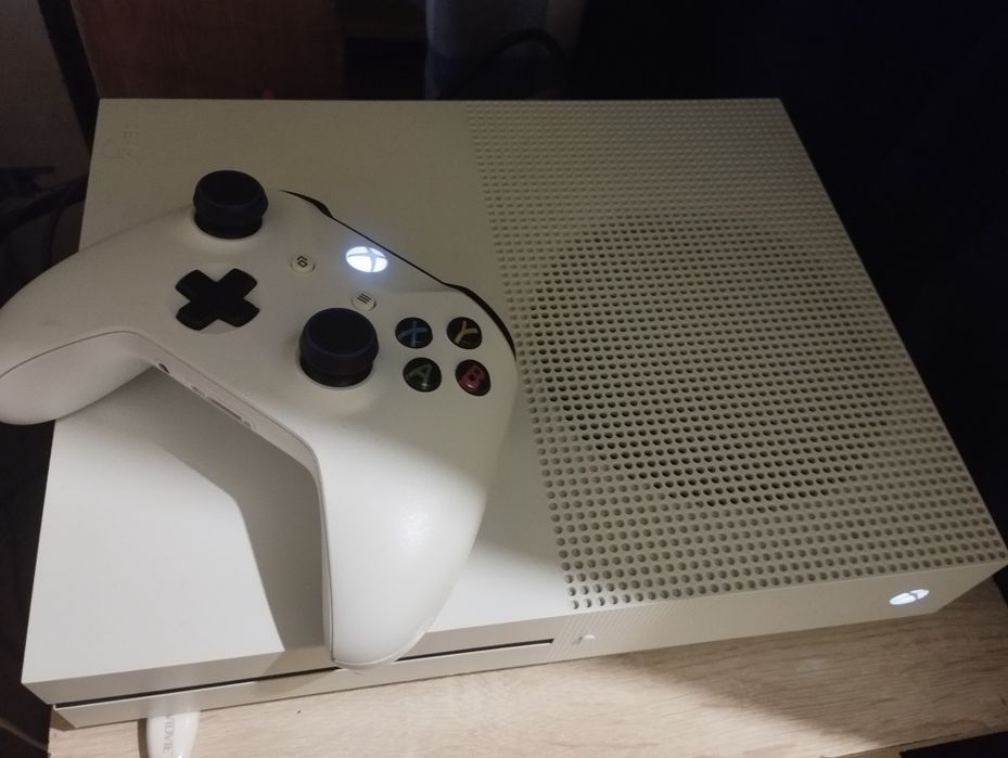 Xbox one s 1 TB. 1 геймпад меняю на смартфон