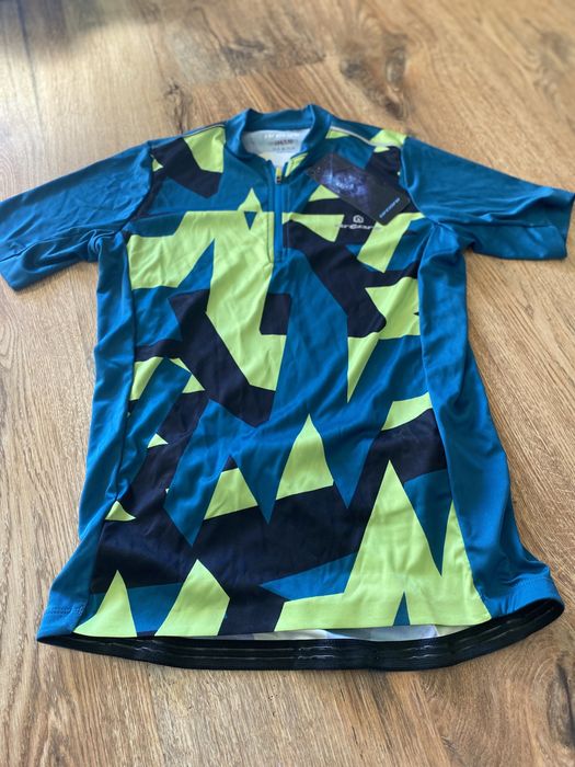 Casca de bicicleta  și tricou de biciclist