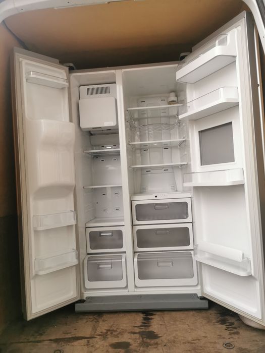 Frigider side by side