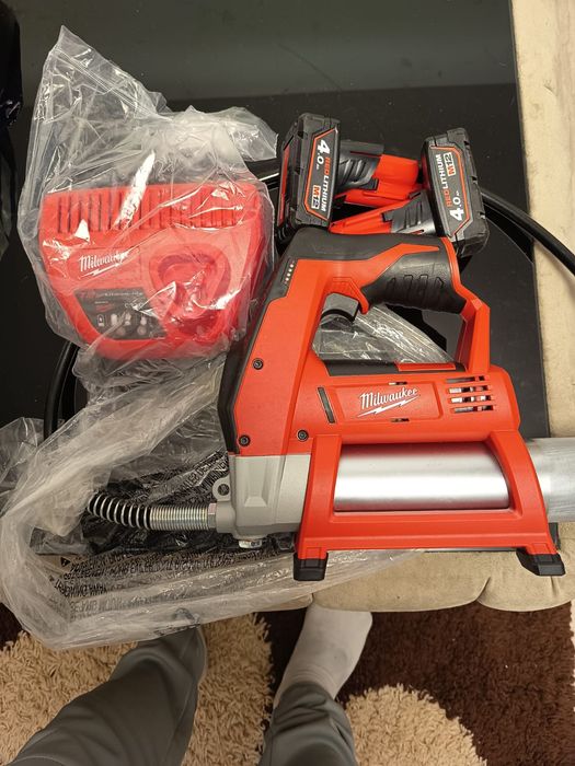 Vând pistol de degresare vasilina cu doi acumulatori este nou