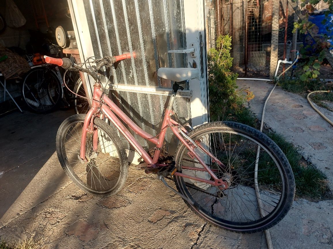 bicicleta roz în stare bună