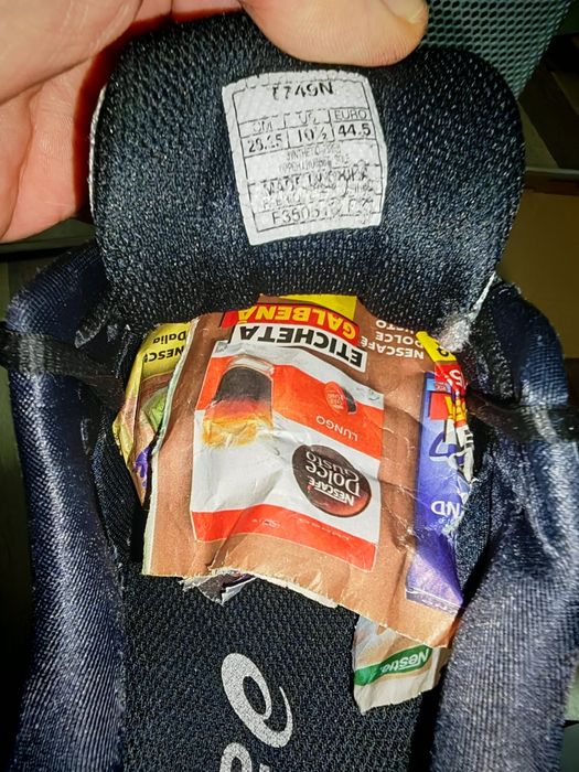 Vând adidași marca Asics