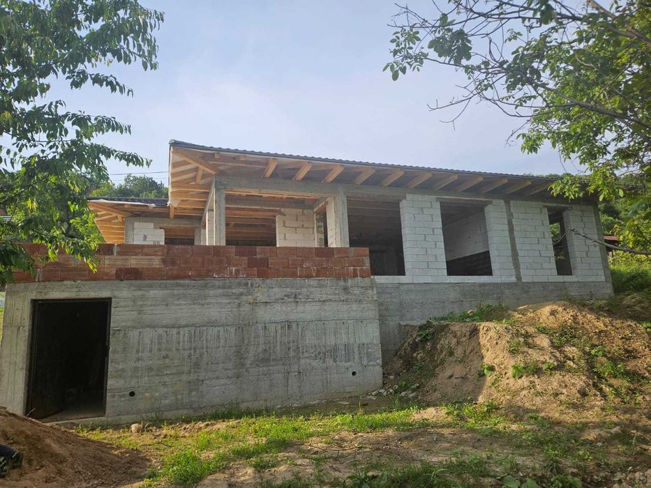 Casa la rosu in Cicarlau