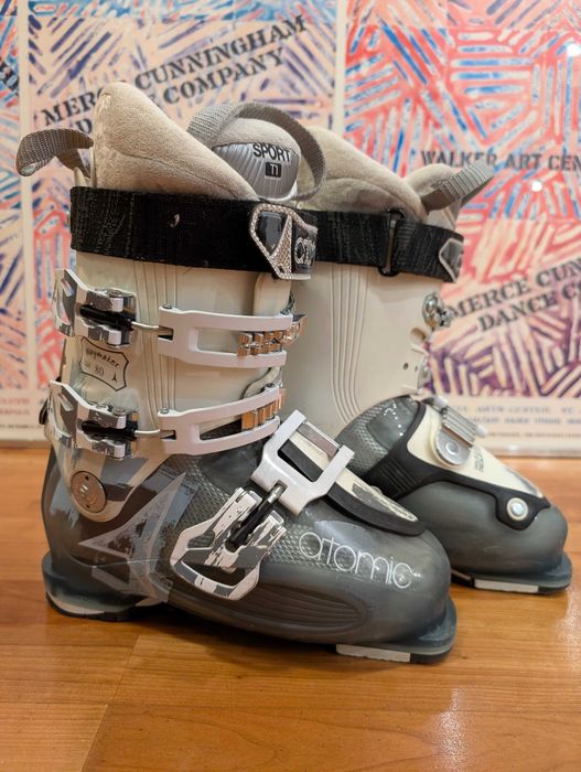 Горнолыжные ботинки женские Atomic 38.5 (245мм)